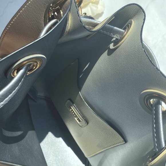 Carpisa Women's smooth Leather Medium Bucket Shoulder Bag - Picture 8 of 12